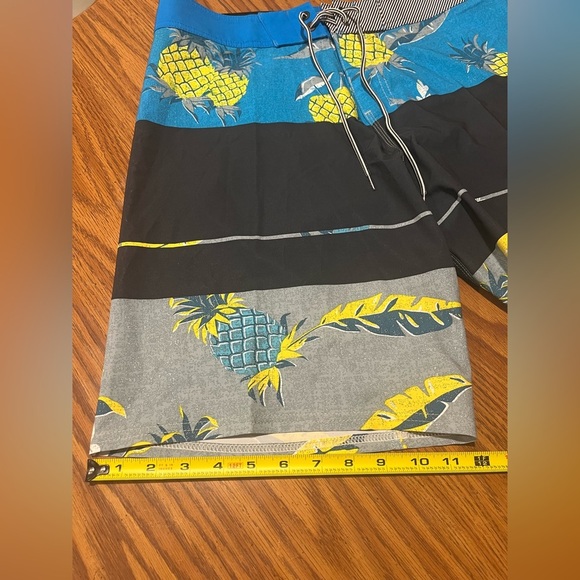 Billabong Pineapple Boardshorts Size 34 - Picture 6 of 10